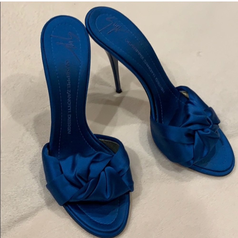 ❌❌SOLD SOLD SOLD❌❌❌
Giuseppe Zanotti Blue Satin Heels